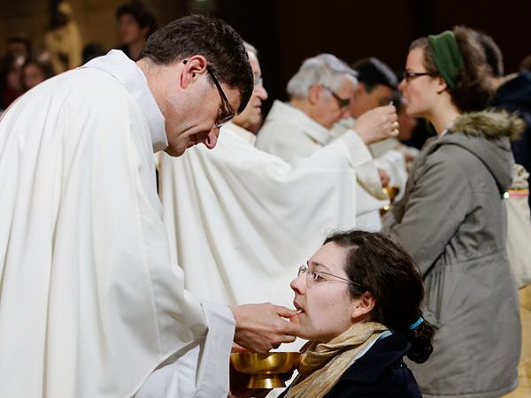 Vatican approves ban on Communion on the Tongue